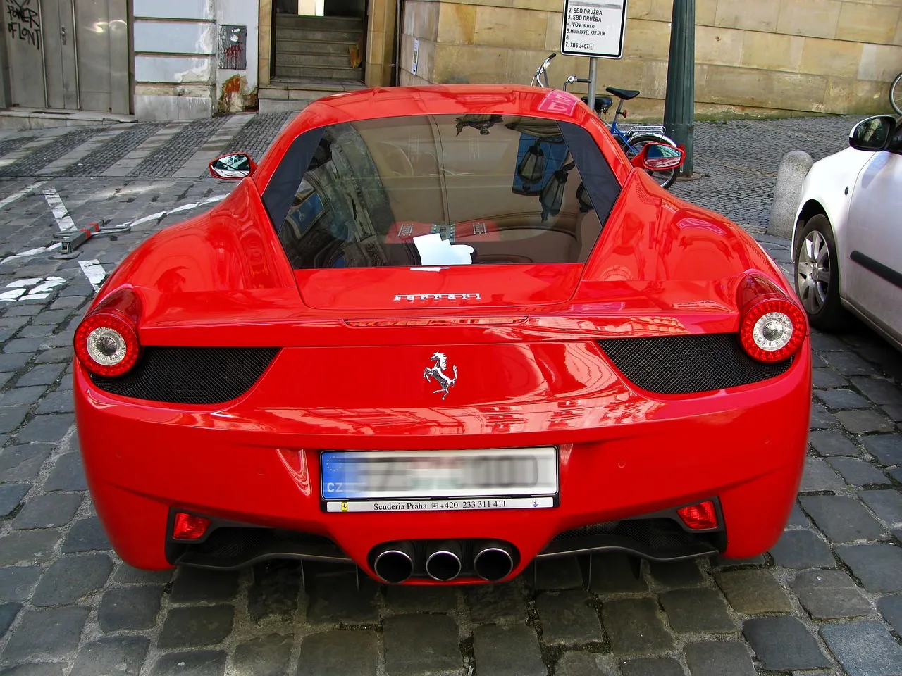 ferrari-g5ca431ae2_1280
