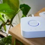 Hub Philips do inteligentnego oświetlenia obok rośliny w nowoczesnym wnętrzu