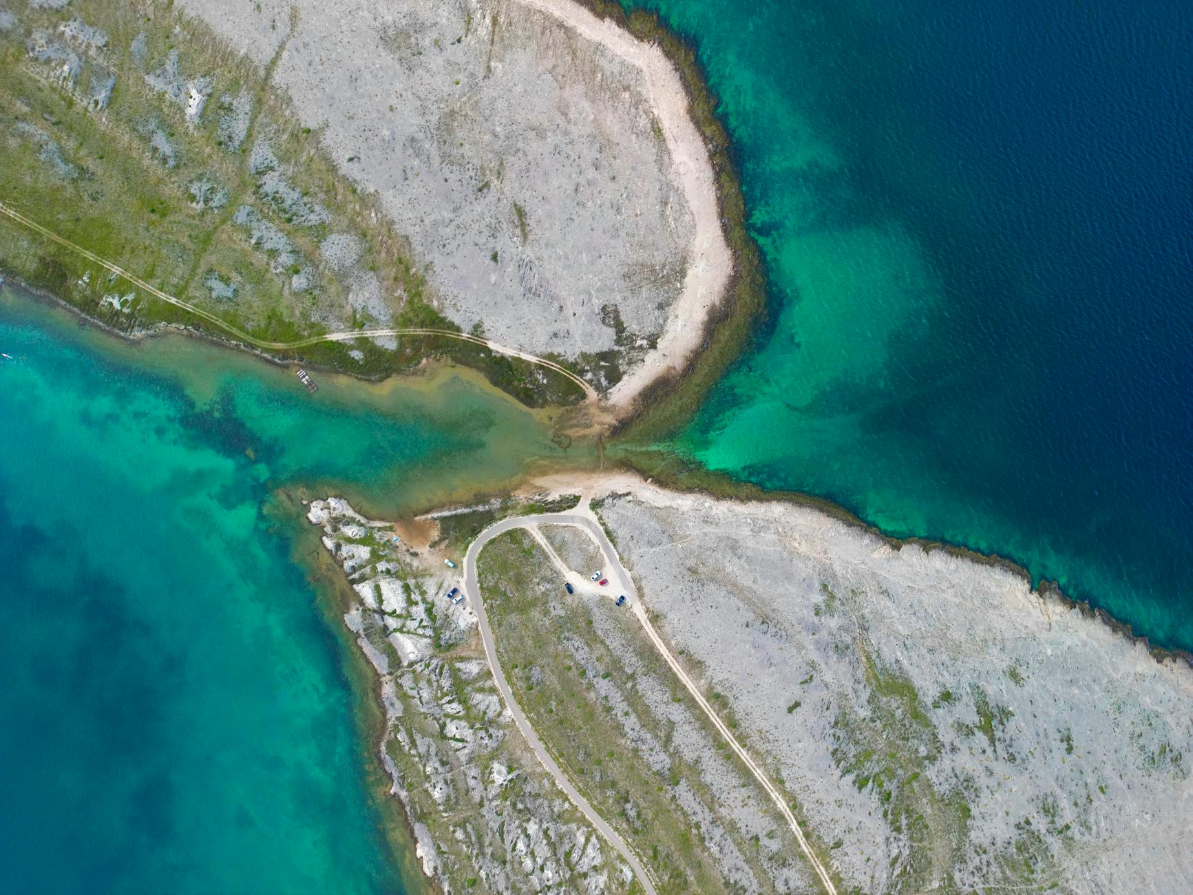 Lotniczy widok na żwirowe wybrzeże i turkusowe morze w Vrsi, Chorwacja