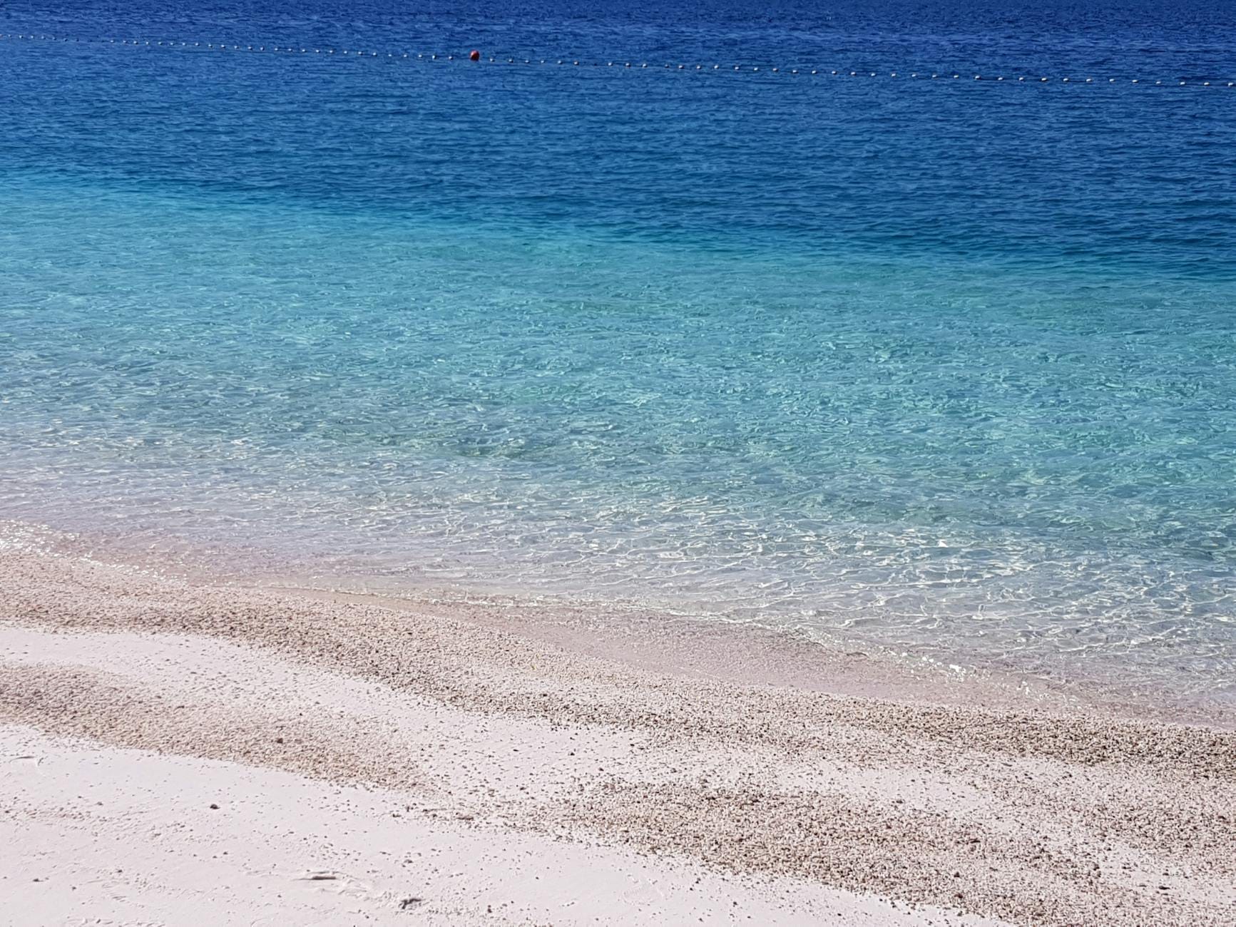 Piaszczysta plaża i krystaliczna woda Adriatyku w Selce w Chorwacji