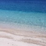Pusta piaszczysta plaża i krystaliczna woda Adriatyku w Selcach