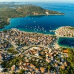 Widok z lotu ptaka na półwysep i port Primošten w Chorwacji