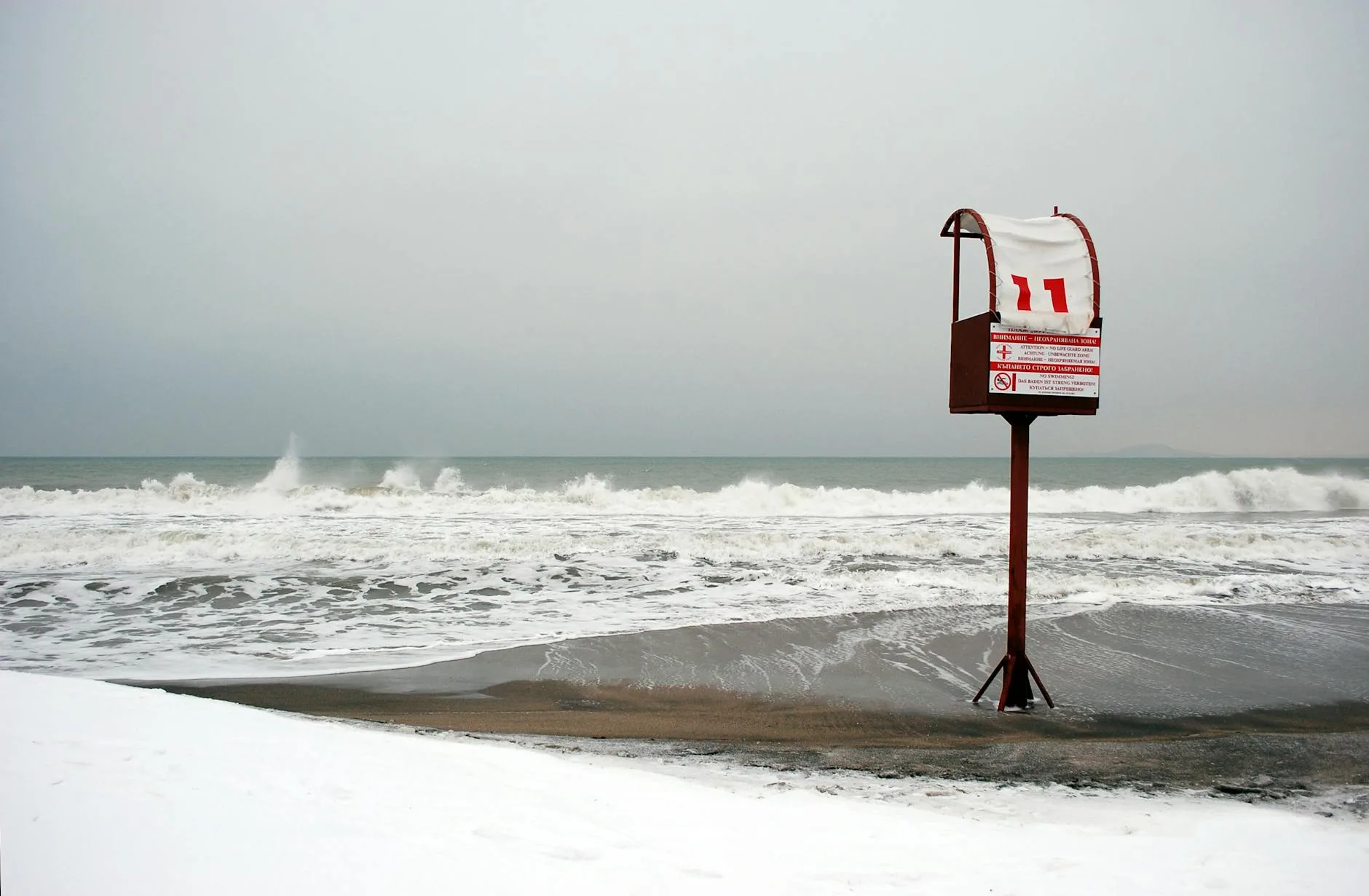 Chorwacja poza sezonem które plaże i zatoki odwiedzić w maju czerwcu lub wrześniu Zimowa plaża z falami i pustą wieżą ratownika w Burgas
