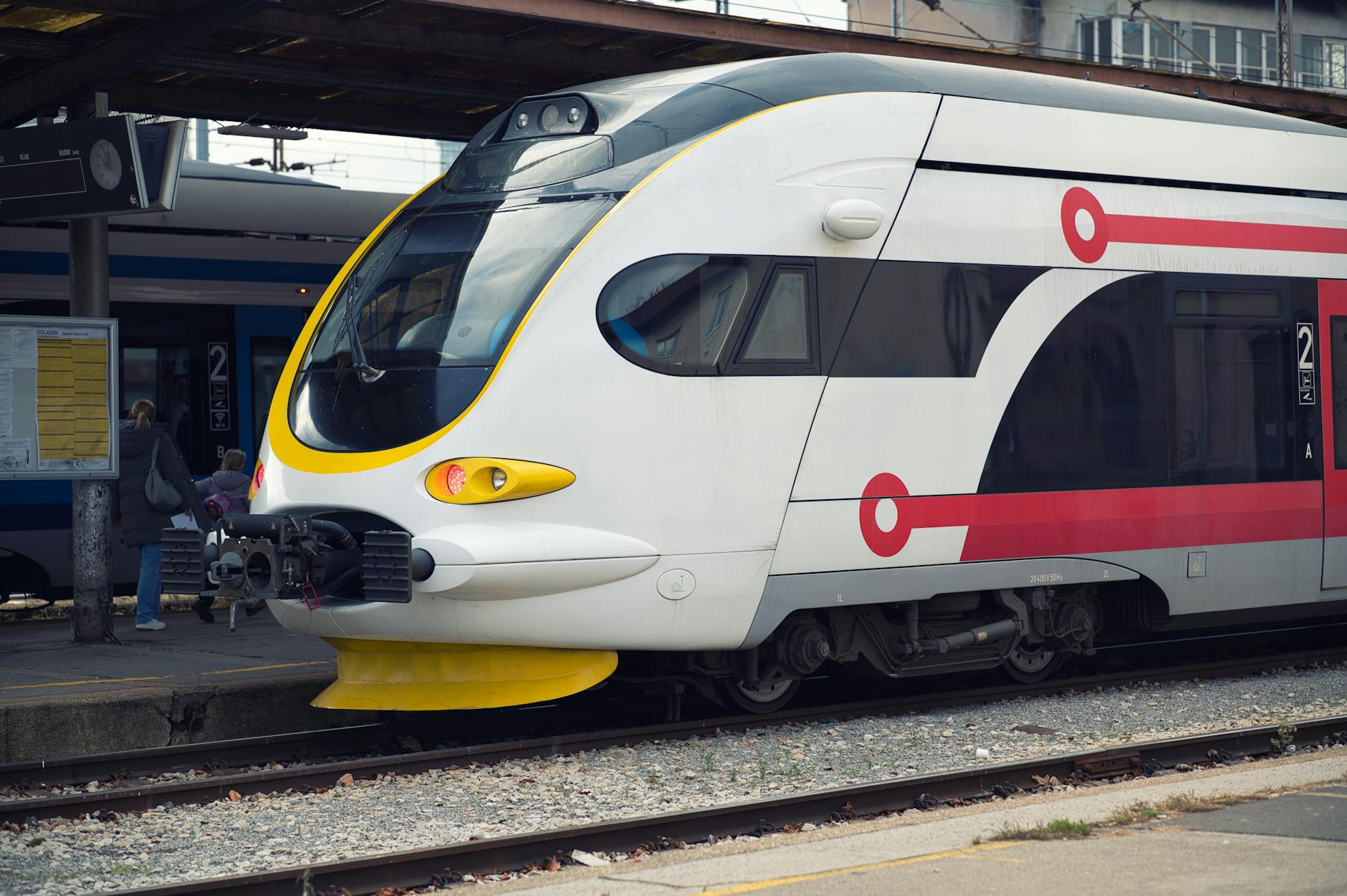 Nowoczesny pociąg na stacji kolejowej w Zagrzebiu