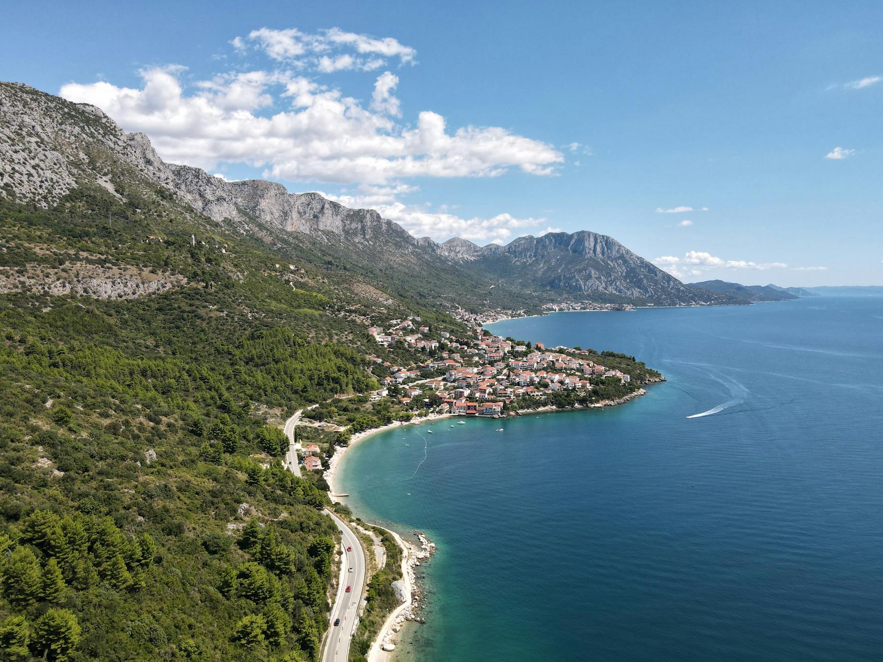 Podaca w Chorwacji z lotu ptaka, góry przy wybrzeżu i turkusowe morze