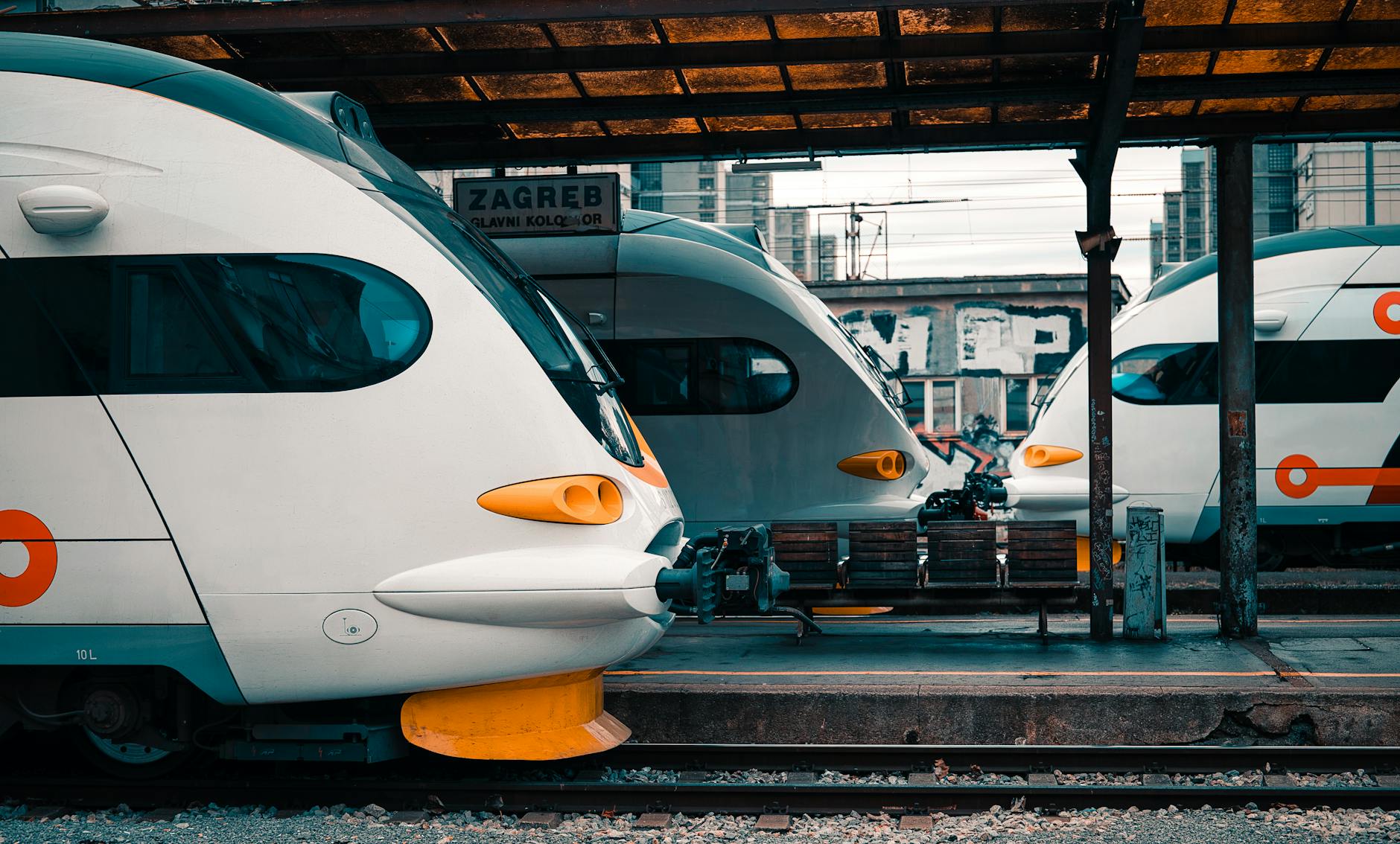 Szybkie pociągi na dworcu kolejowym w Zagrzebiu