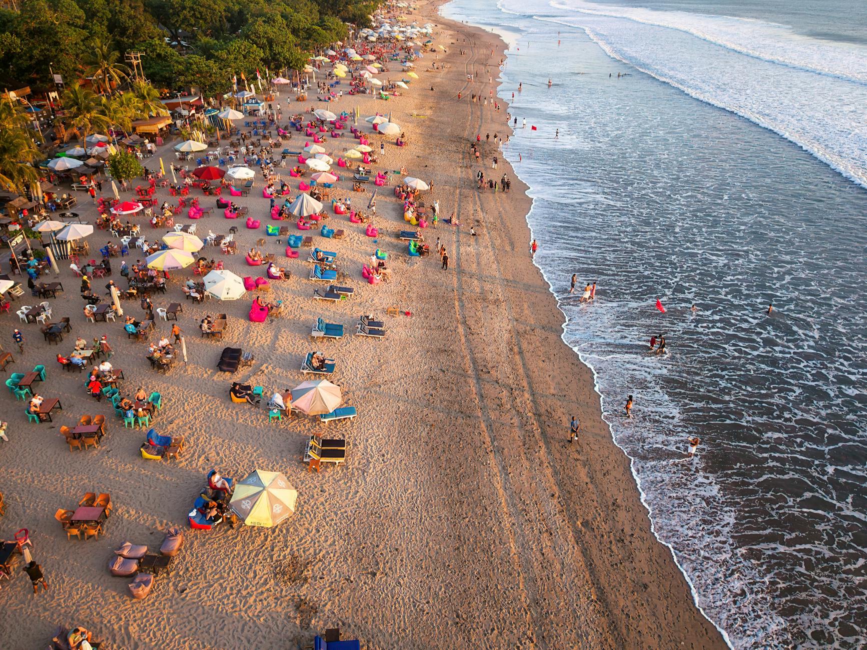 Tłoczna plaża na Bali o zachodzie słońca, widok z lotu ptaka