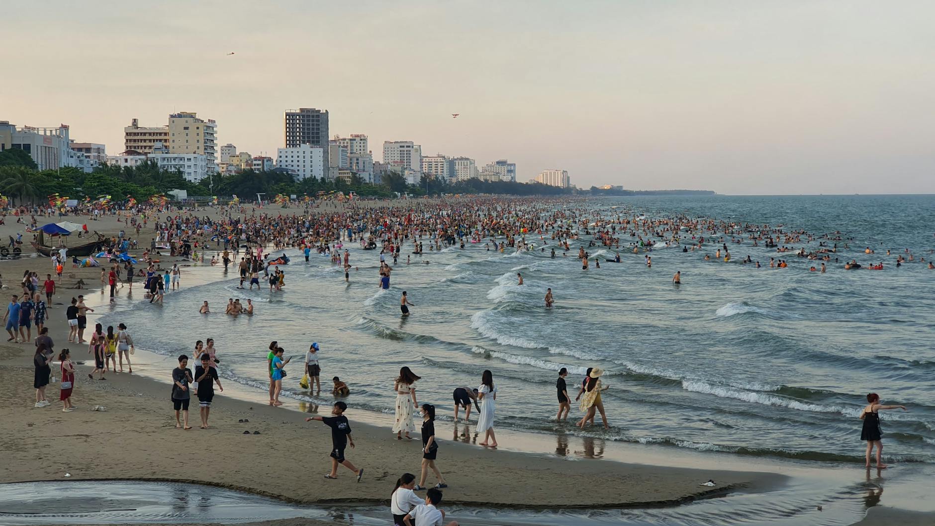 Tłum turystów na zatłoczonej plaży nad morzem latem