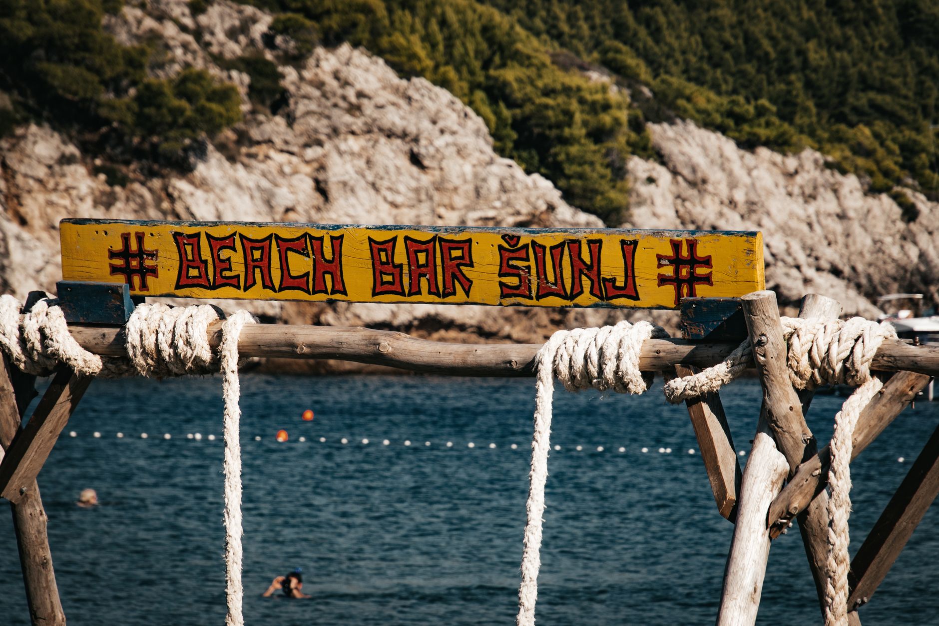 Beach bar przy piaszczystej plaży na chorwackiej wyspie w słoneczny dzień Beach bar przy piaszczystej plaży na chorwackiej wyspie w słoneczny dzień