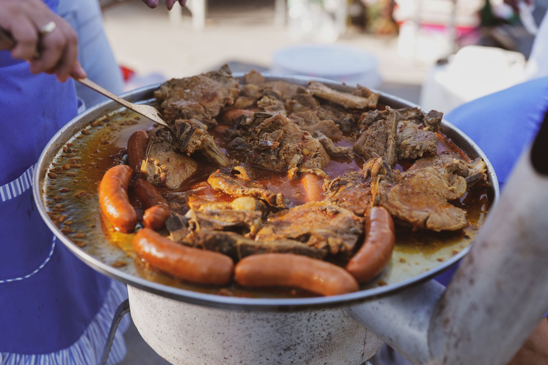 Chorwackie festivaly jedzenia i wina: kiedy jechać, aby spróbować lokalnych specjałów Grillowane chorwackie kiełbasy i mięso skwierczące na ruszcie