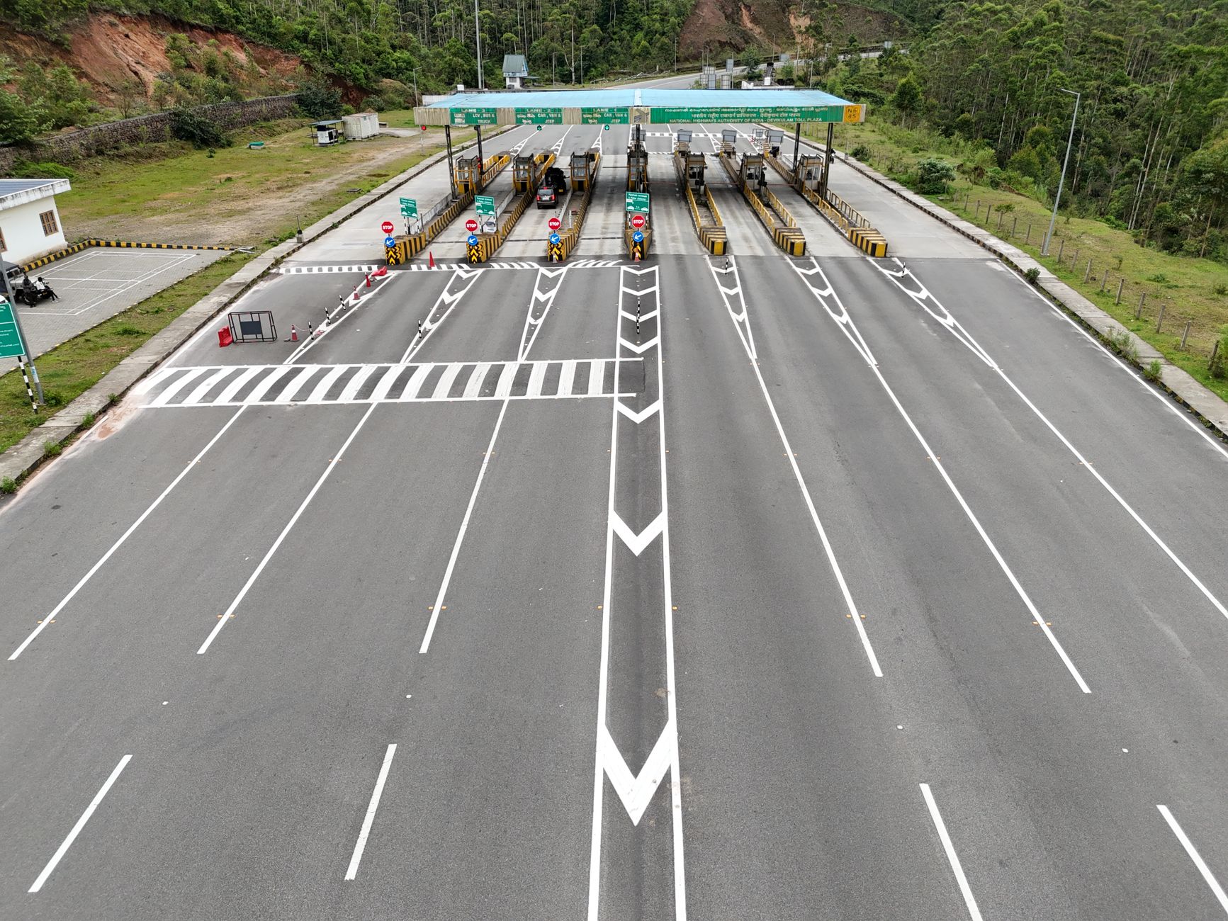 Puste wielopasmowe bramki autostradowe w Chorwacji otoczone zielenią Puste wielopasmowe bramki autostradowe w Chorwacji otoczone zielenią
