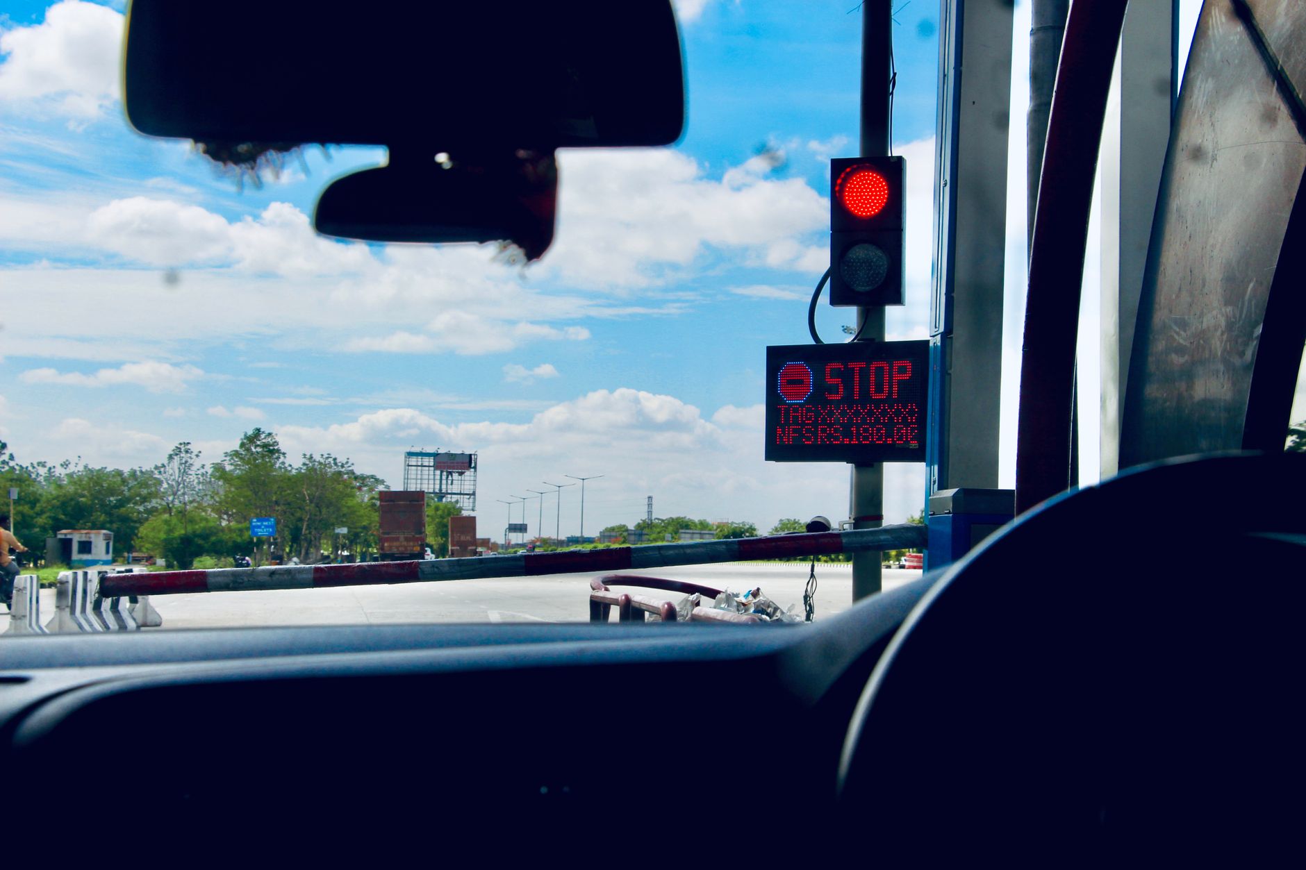 Wnętrze auta przed bramką autostradową z sygnalizatorem świetlnym