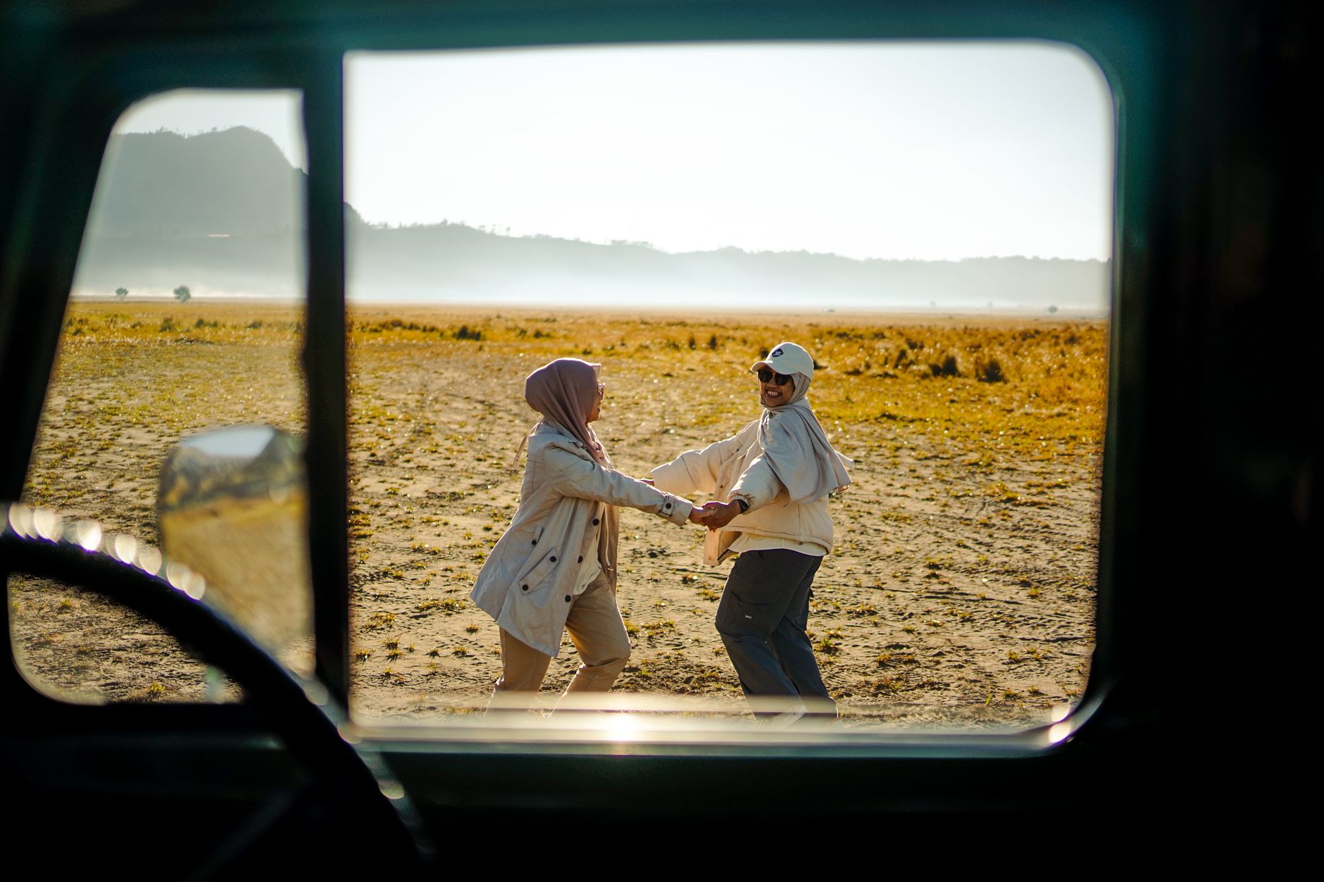 Dwie kobiety podziwiają widoki podczas road tripu na Mount Bromo