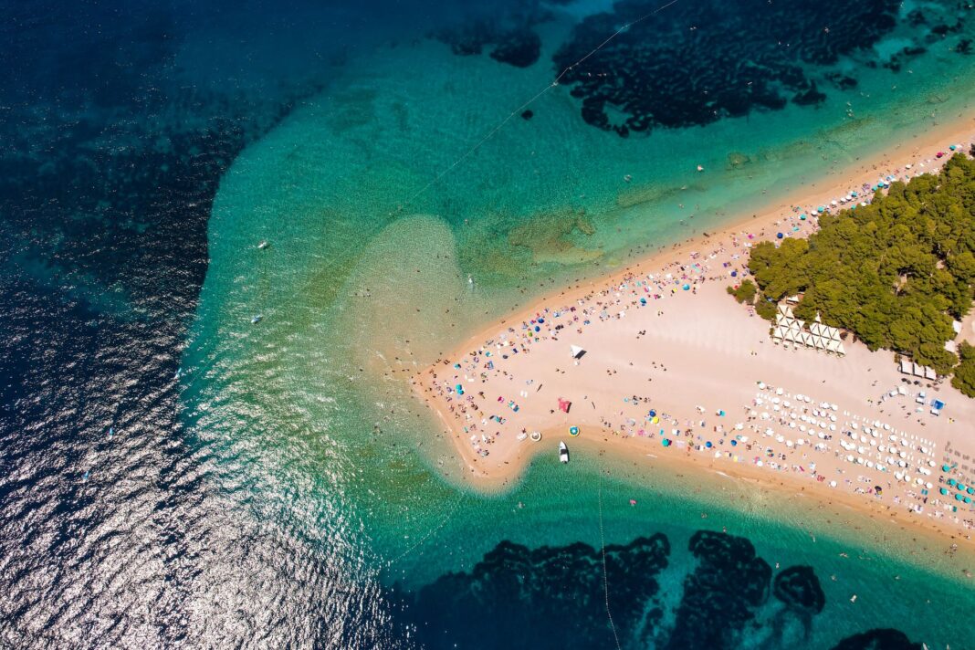 Plaża Zlatni Rat w Chorwacji i turkusowa woda w słoneczny dzień Plaża Zlatni Rat w Chorwacji i turkusowa woda w słoneczny dzień
