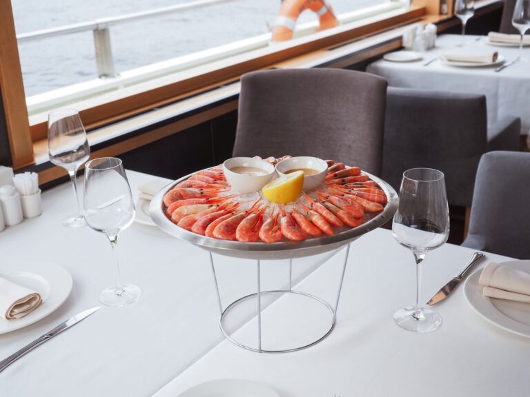 Półmisek krewetek na stole w restauracji z widokiem na morze